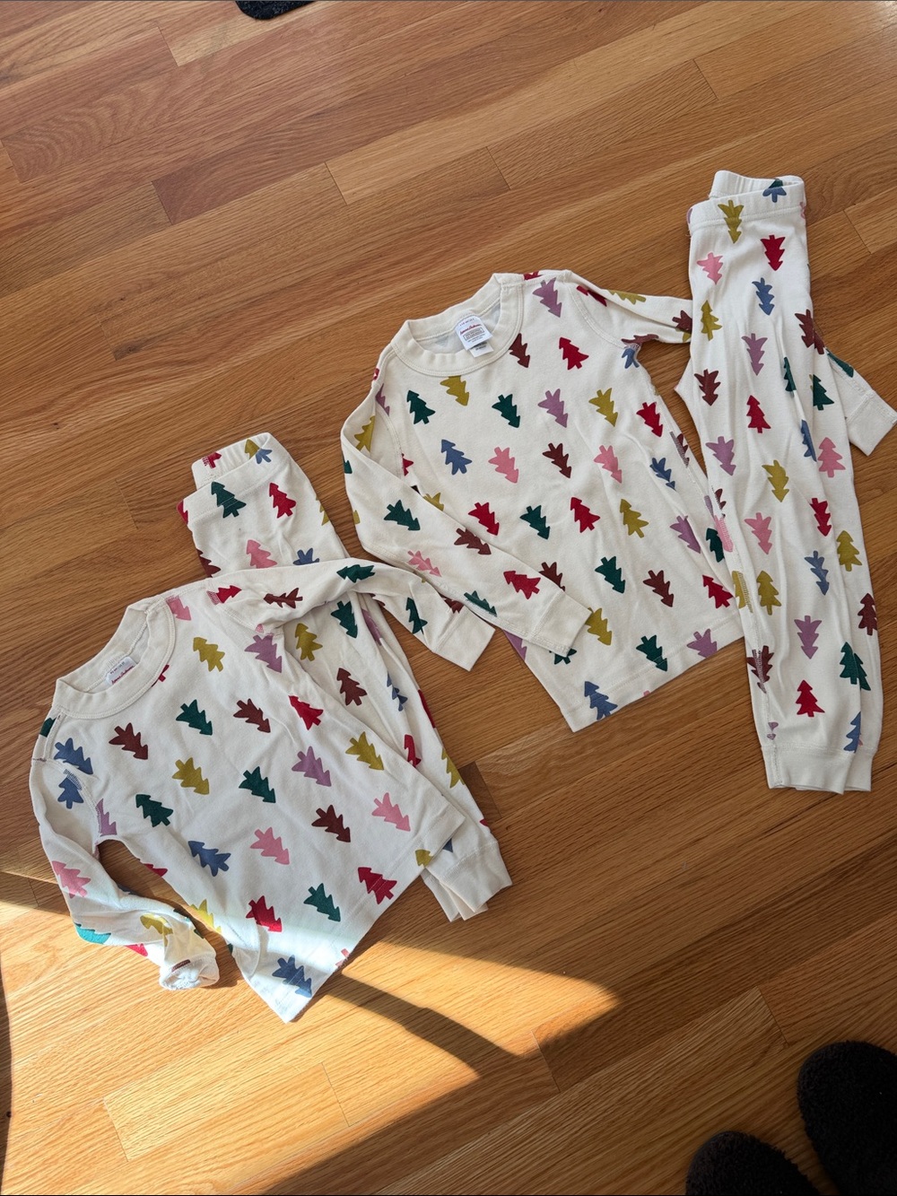 Hanna Andersson Cream Pajama Set with Multicolor Tree Print